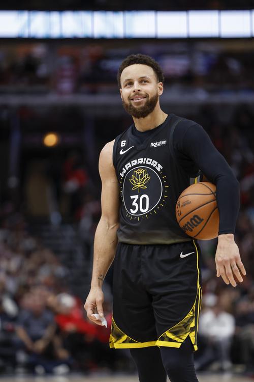 千胜教头！全队疯狂朝卡莱尔浇水庆祝 状元签概率14%已放眼明年