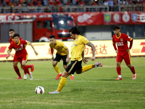 王建民在 2016 年皇家夺冠游行中，受到堪萨斯城球迷的热烈欢迎