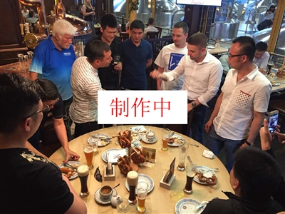 巨人4局遭遇两波意外场面！岸田行伦面罩被击中、丸佳浩失误送三分｜日职