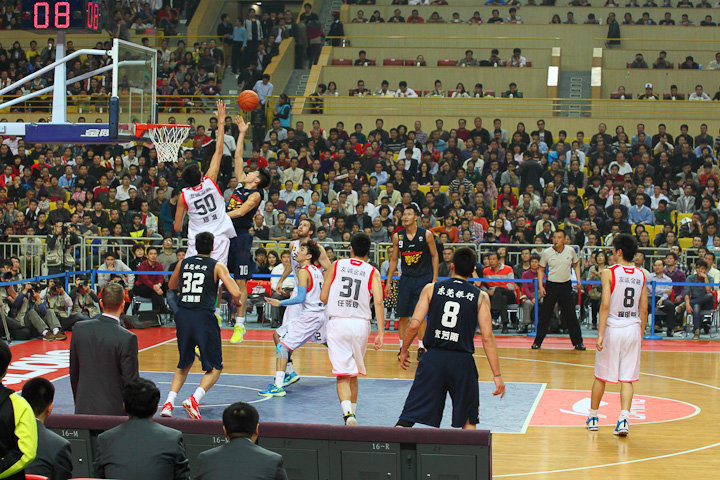 人心散了？从争冠大热门变成鱼腩队，CBA名记：谁能够拯救？